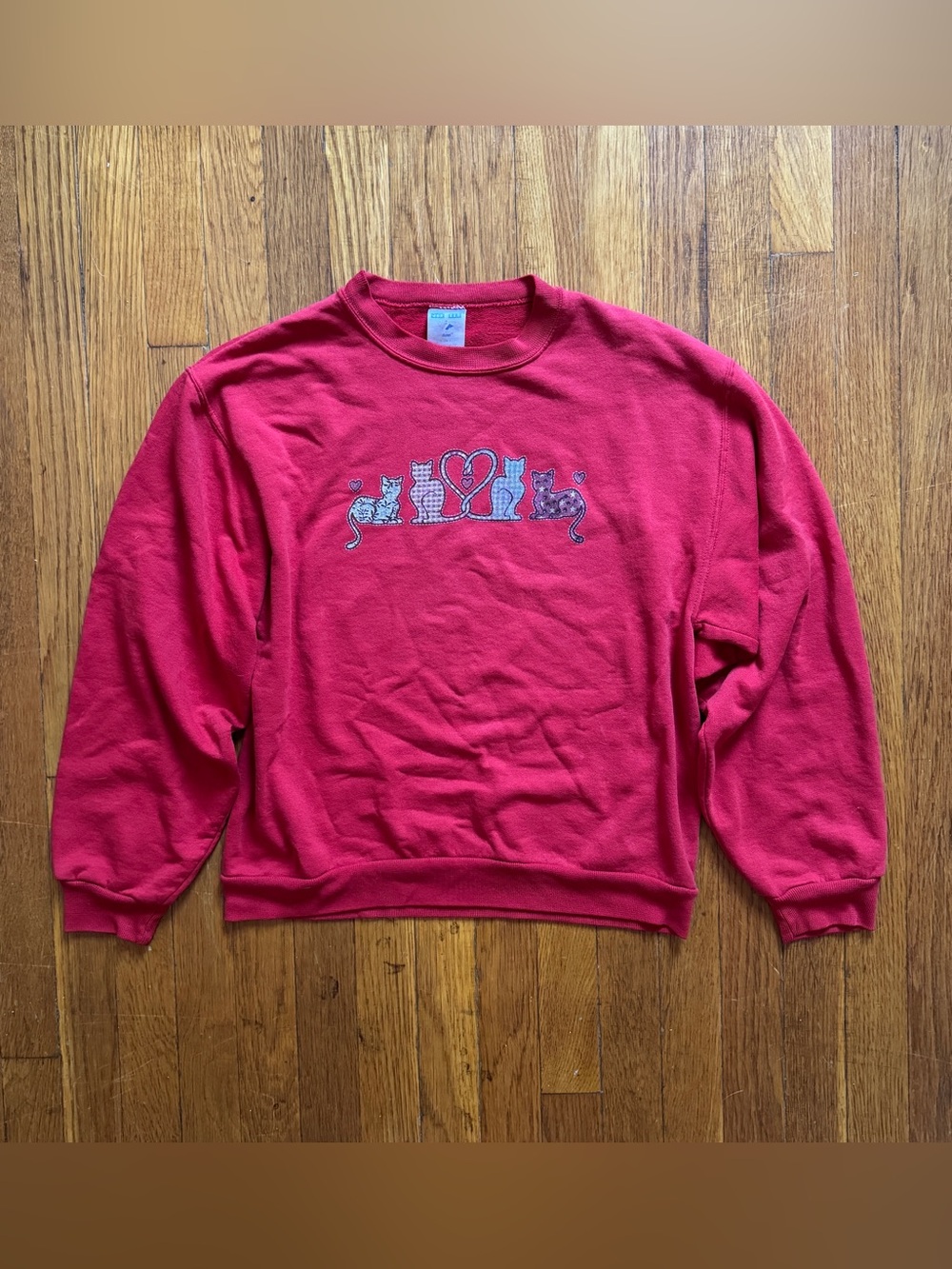 Red vintage 90s cat crewneck sweatshirt w/ graphic of cats arranged around heart